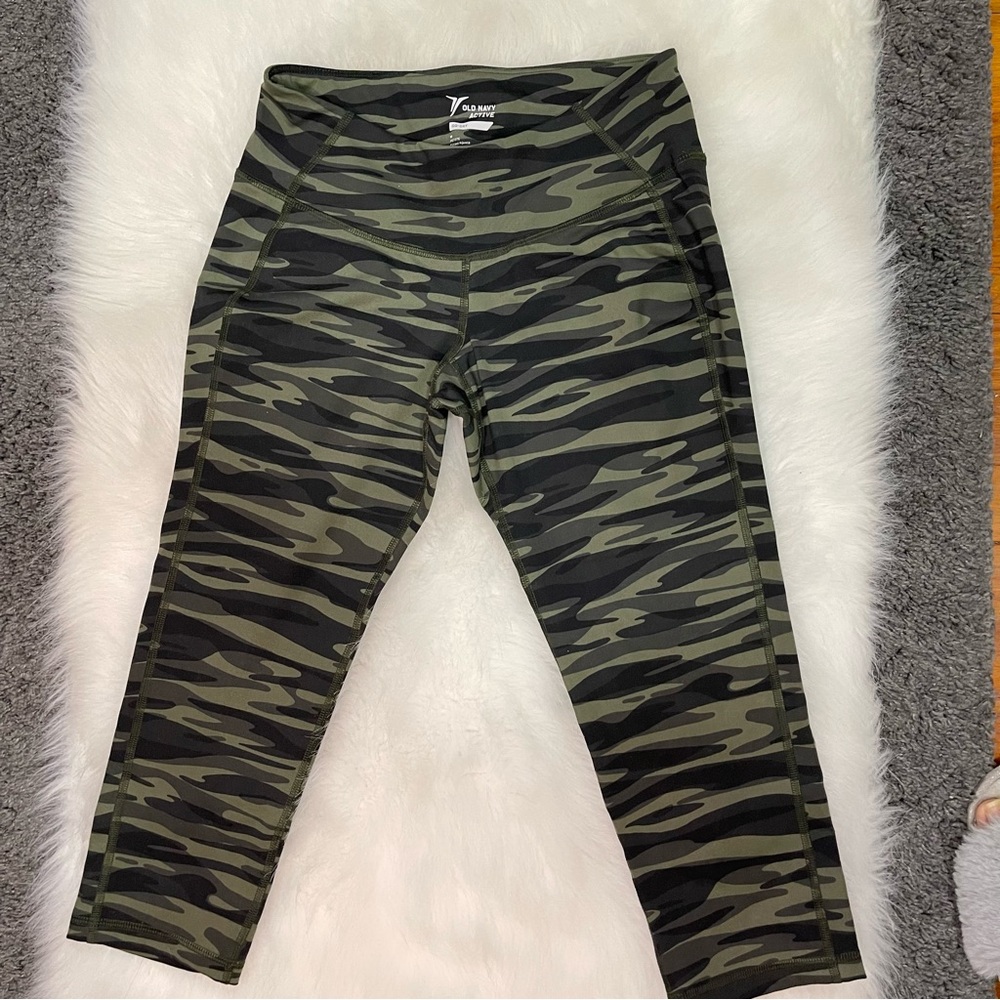 OLD NAVY ACTIVE 3/4 PANTS - M (PETITE)
